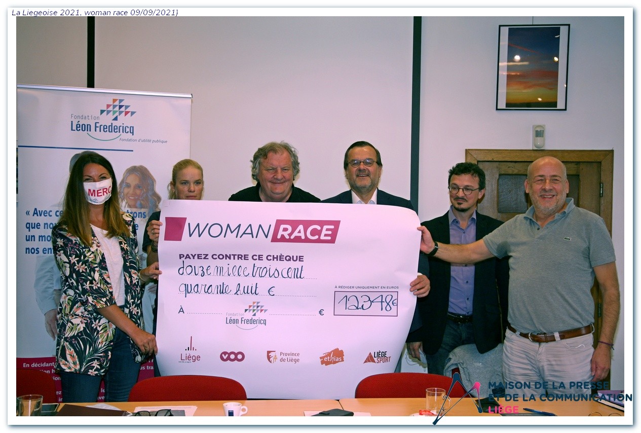 Remise du chèque de 12.348€ à la fondation Léon Fredericq lors de la conférence de presse de ce matin.